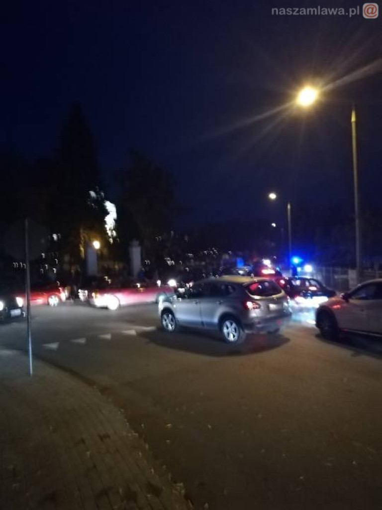 Tłumy na cmentarzach - korki na drogach