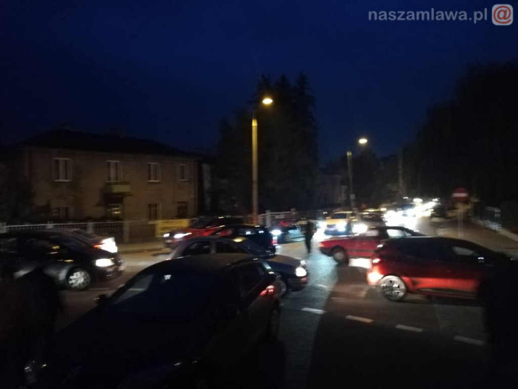 Tłumy na cmentarzach - korki na drogach