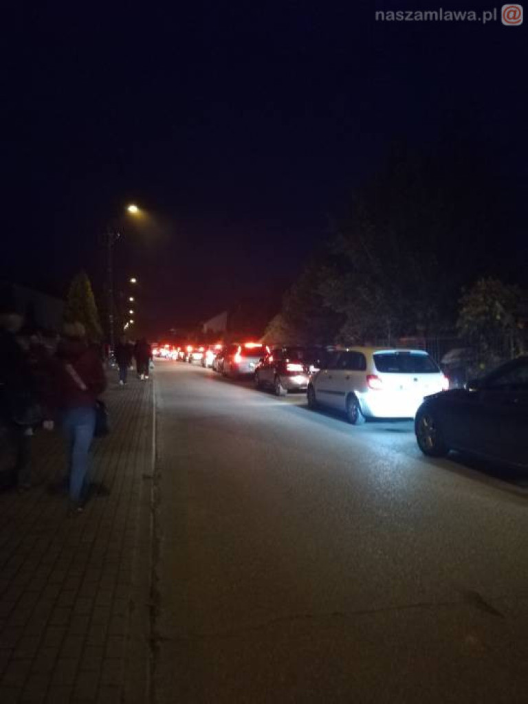 Tłumy na cmentarzach - korki na drogach