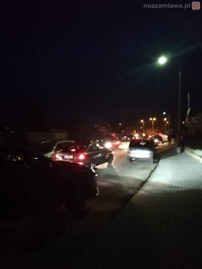 Tłumy na cmentarzach - korki na drogach