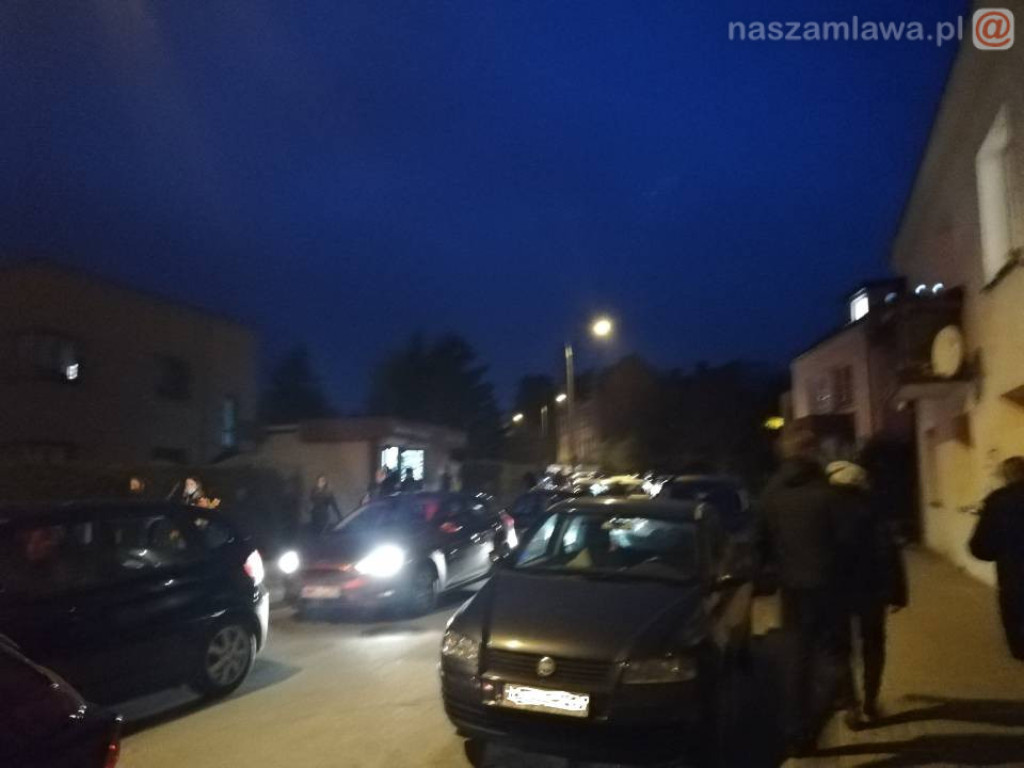 Tłumy na cmentarzach - korki na drogach