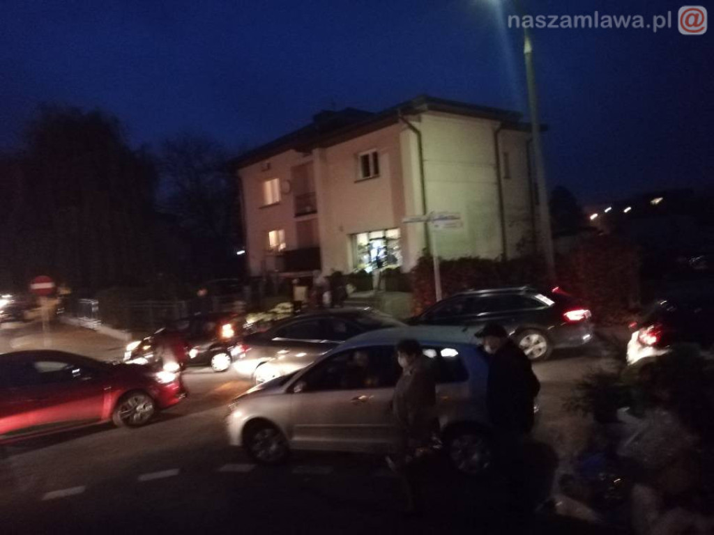 Tłumy na cmentarzach - korki na drogach