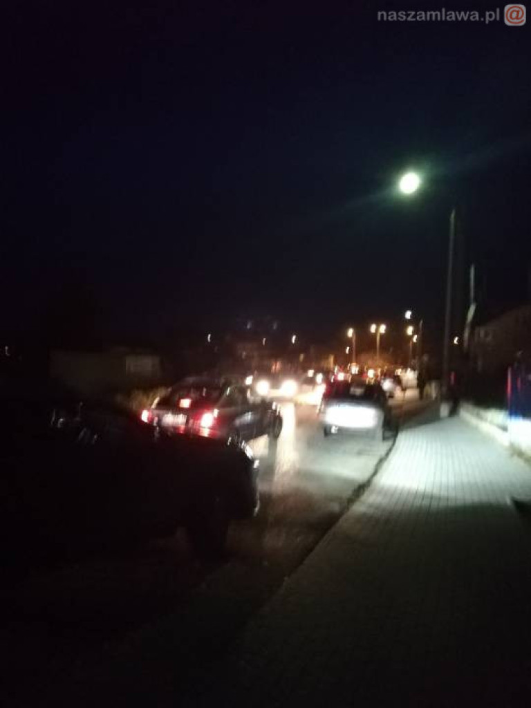 Tłumy na cmentarzach - korki na drogach