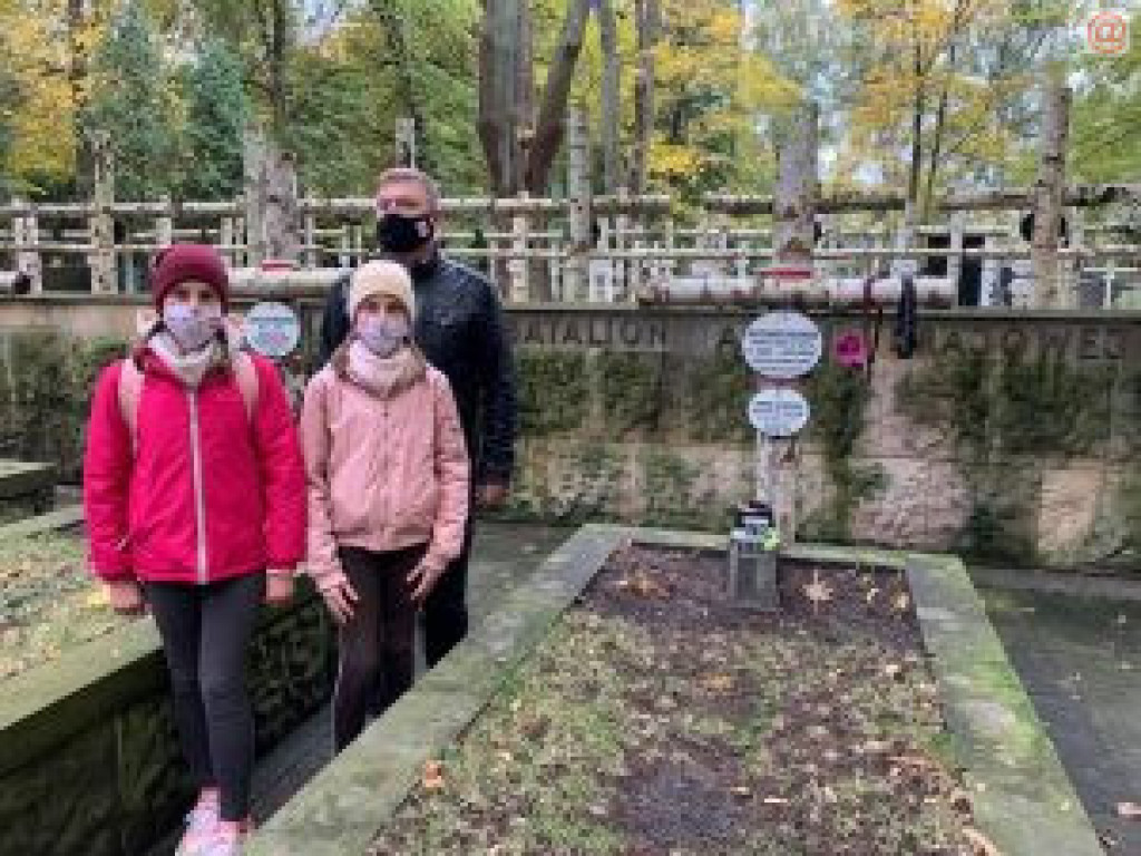 Odwiedzili groby na cmentarzu powązkowskim