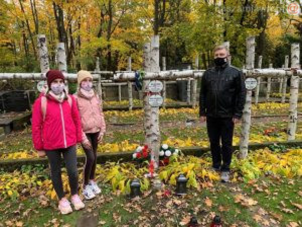 Odwiedzili groby na cmentarzu powązkowskim