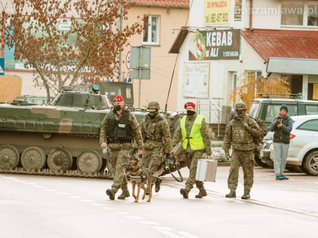 Na ulicach wojsko z długą bronią (ZDJĘCIA)
