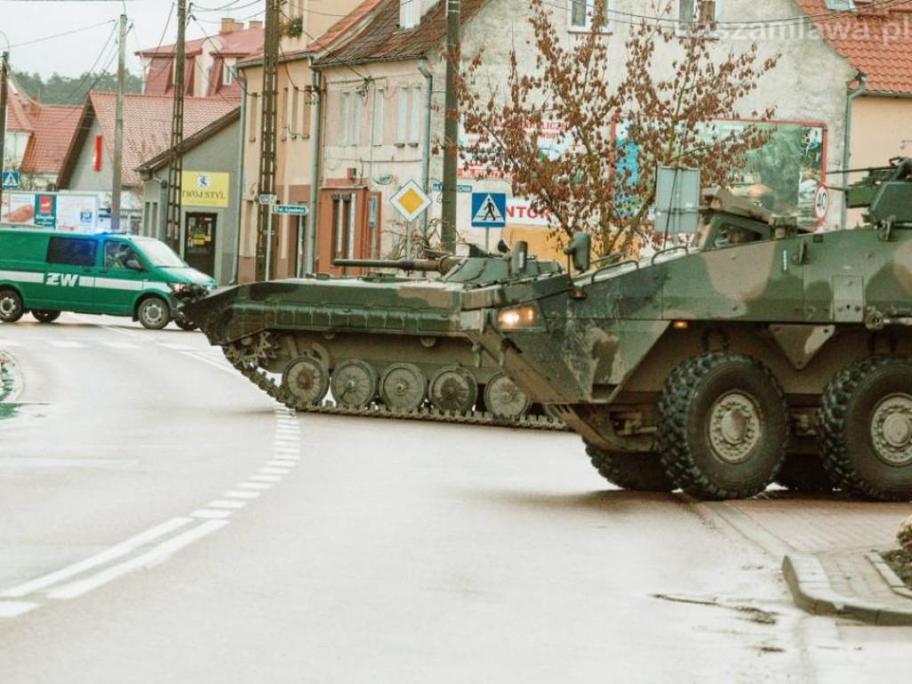 Na ulicach wojsko z długą bronią (ZDJĘCIA)