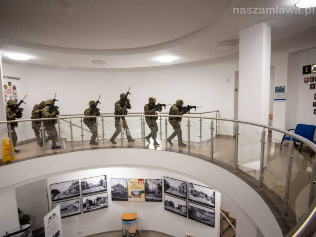 Na ulicach wojsko z długą bronią (ZDJĘCIA)