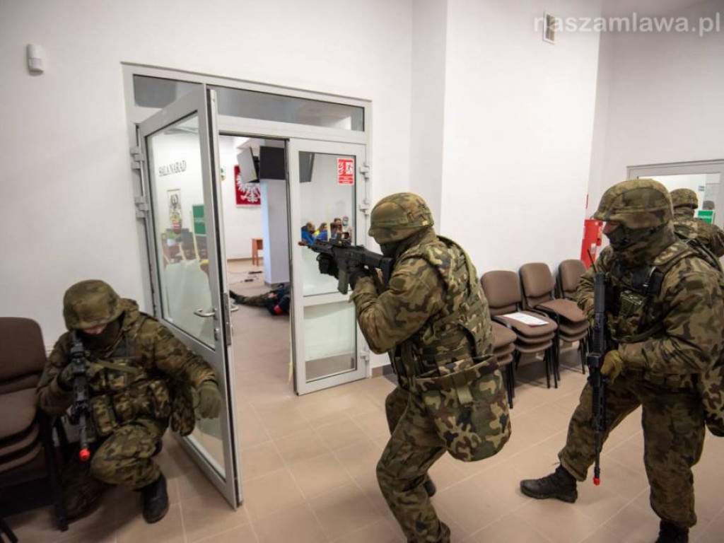 Na ulicach wojsko z długą bronią (ZDJĘCIA)