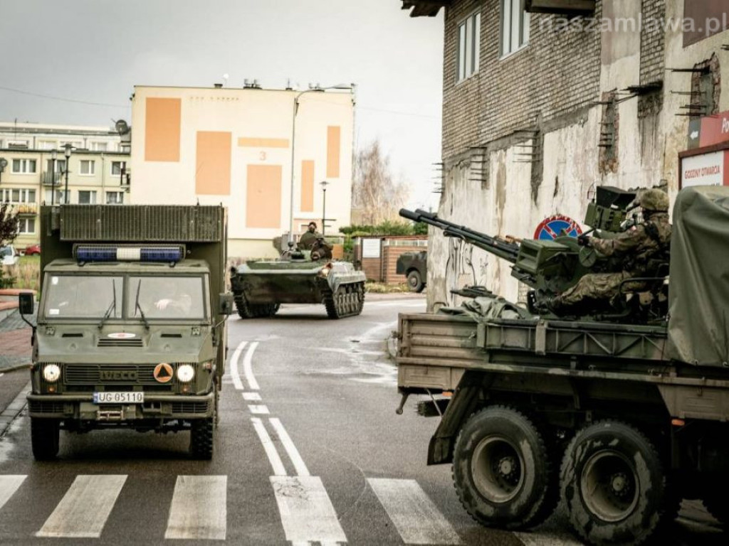 Na ulicach wojsko z długą bronią (ZDJĘCIA)