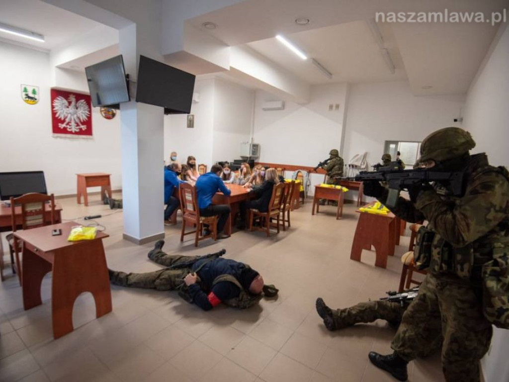 Na ulicach wojsko z długą bronią (ZDJĘCIA)