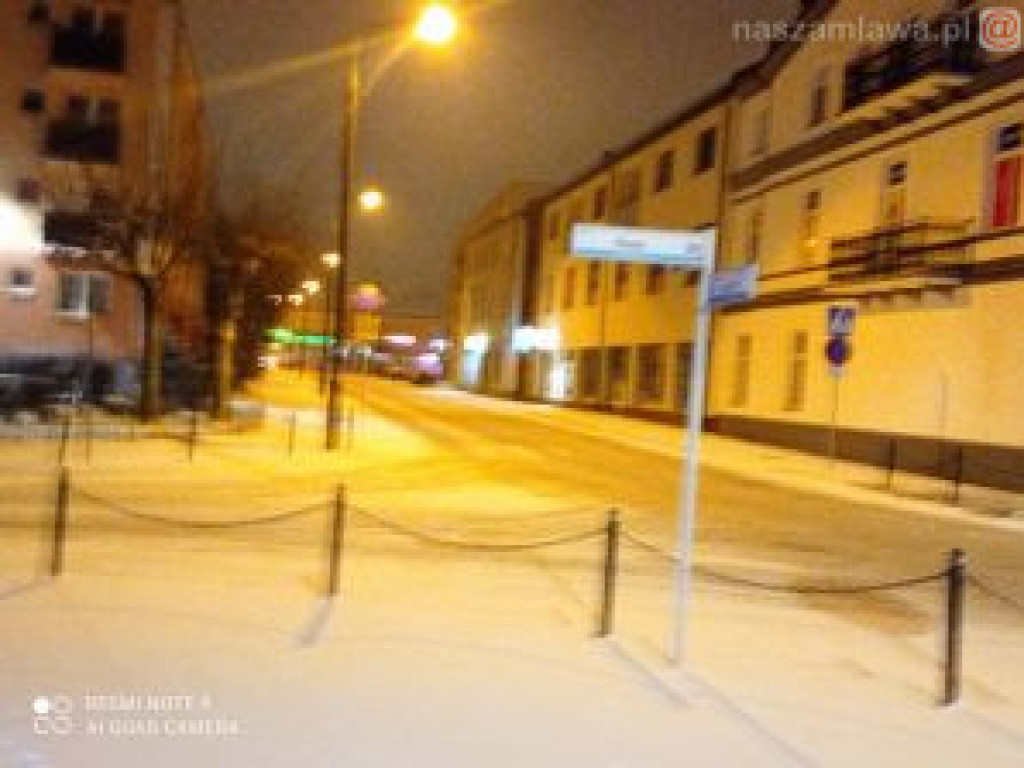 Ośnieżone miasto nocą (ZDJĘCIA)