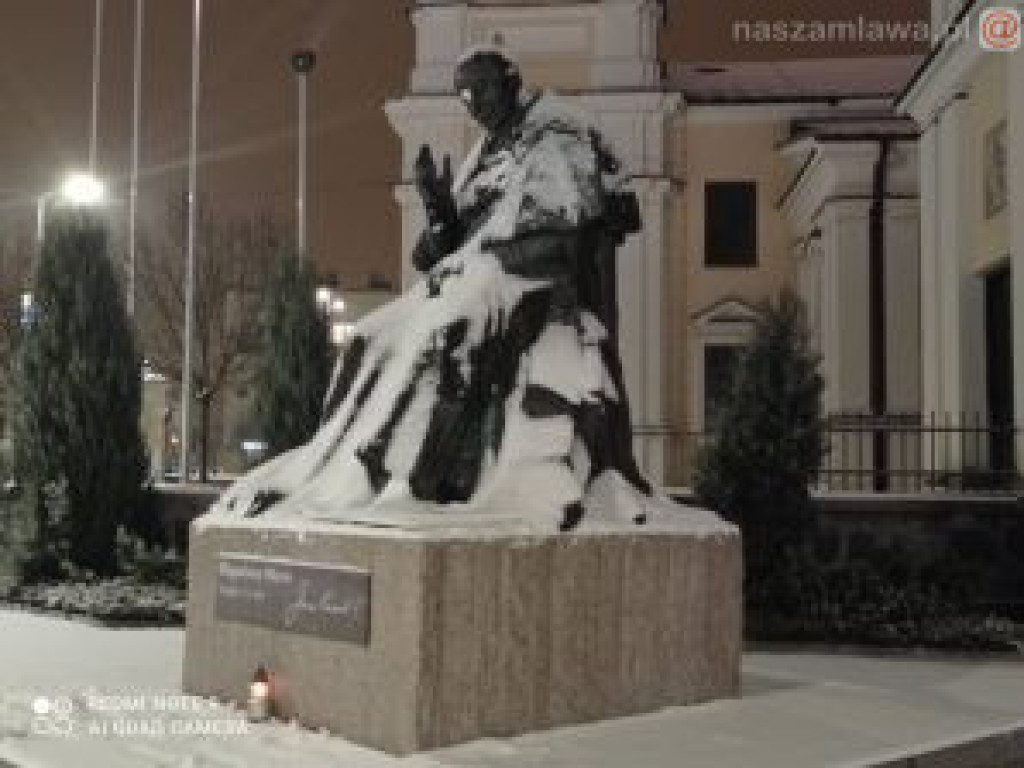 Ośnieżone miasto nocą (ZDJĘCIA)