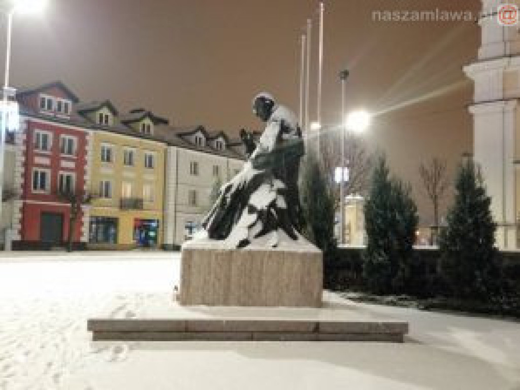 Ośnieżone miasto nocą (ZDJĘCIA)