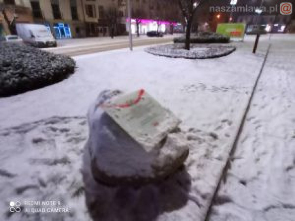 Ośnieżone miasto nocą (ZDJĘCIA)