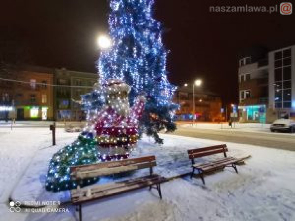 Ośnieżone miasto nocą (ZDJĘCIA)