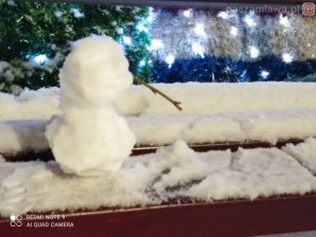 Ośnieżone miasto nocą (ZDJĘCIA)