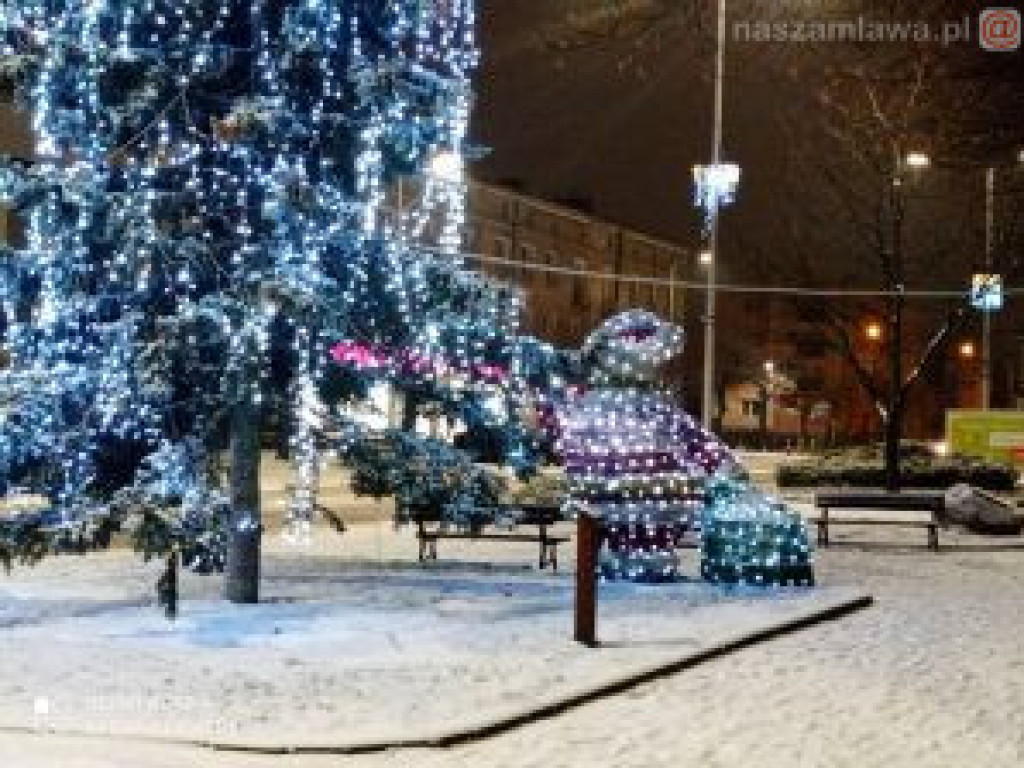 Ośnieżone miasto nocą (ZDJĘCIA)