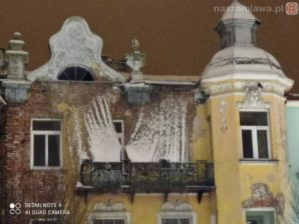 Ośnieżone miasto nocą (ZDJĘCIA)