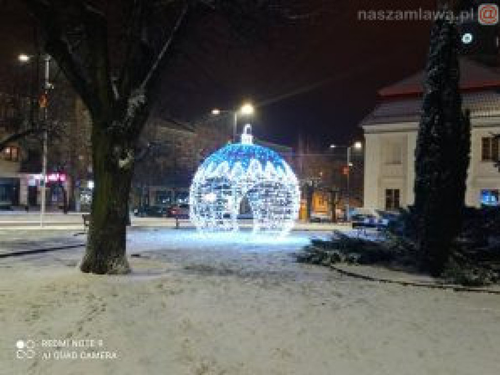 Ośnieżone miasto nocą (ZDJĘCIA)