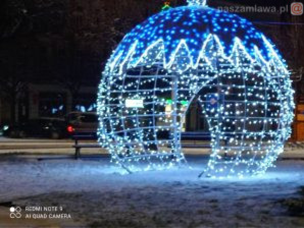 Ośnieżone miasto nocą (ZDJĘCIA)