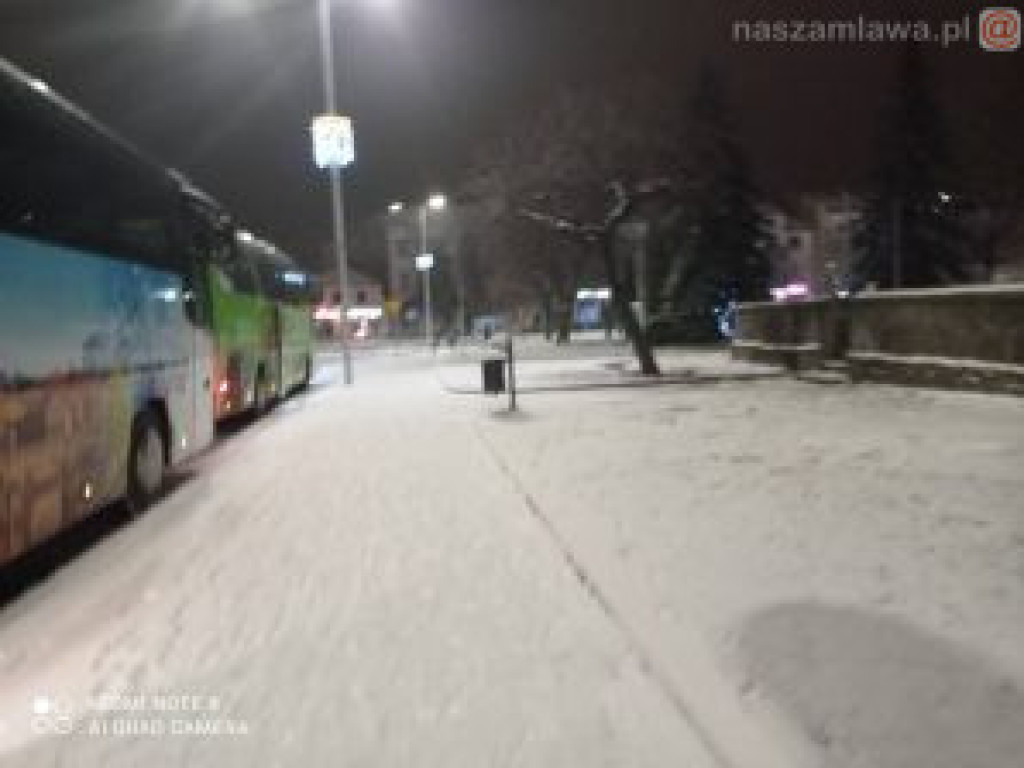 Ośnieżone miasto nocą (ZDJĘCIA)