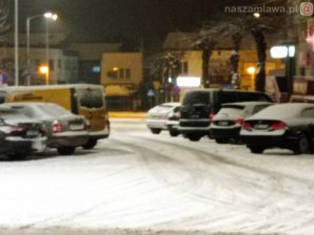 Ośnieżone miasto nocą (ZDJĘCIA)