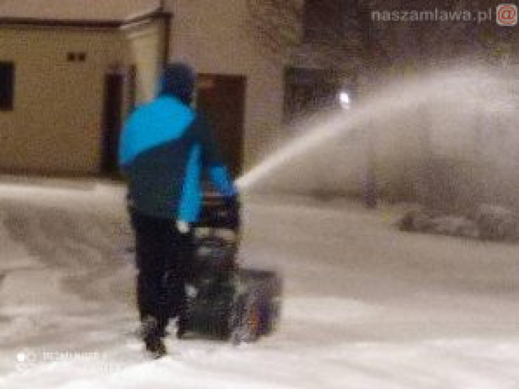 Ośnieżone miasto nocą (ZDJĘCIA)