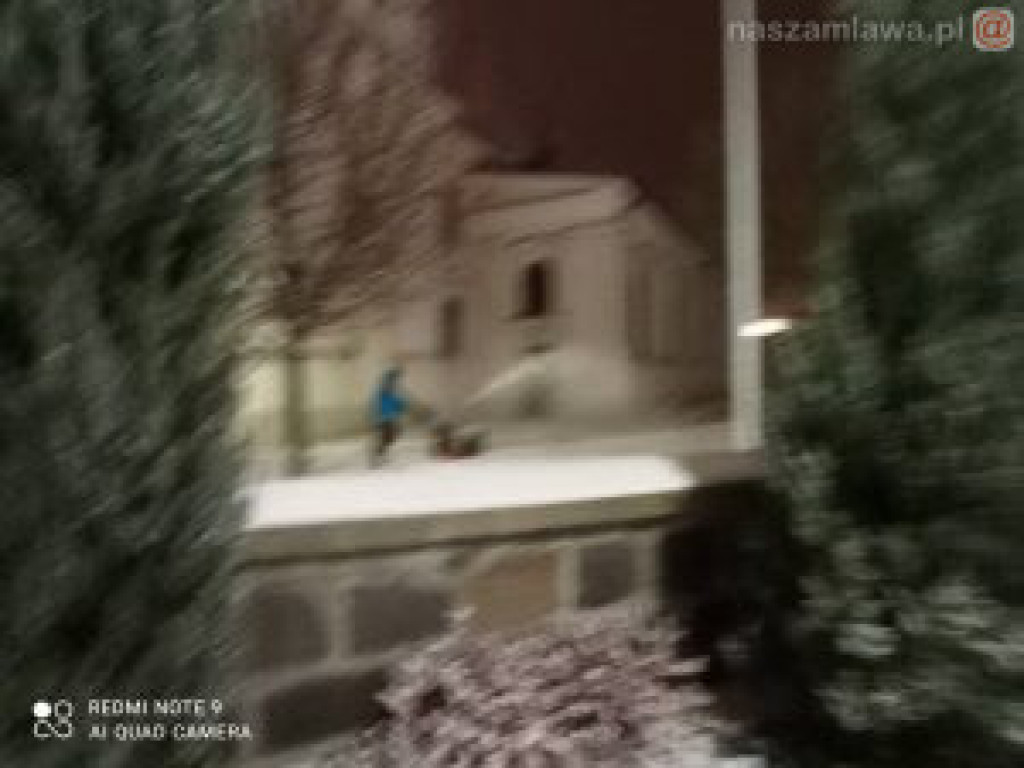 Ośnieżone miasto nocą (ZDJĘCIA)