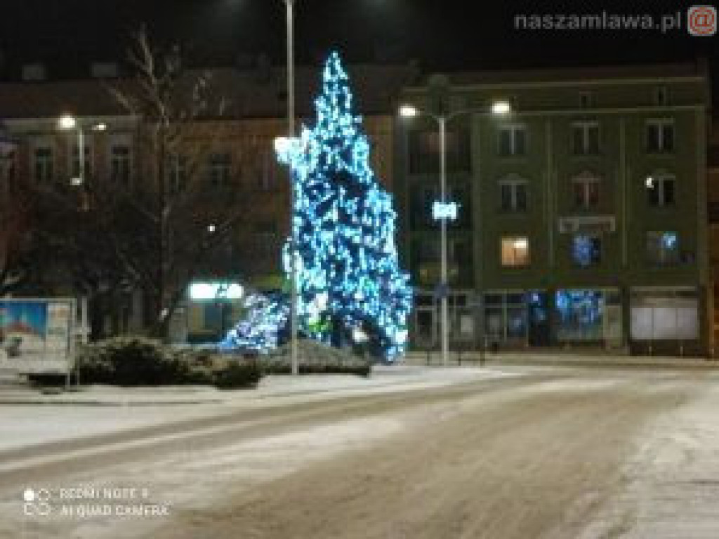 Ośnieżone miasto nocą (ZDJĘCIA)