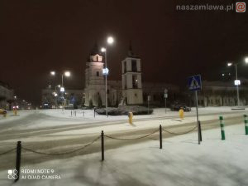 Ośnieżone miasto nocą (ZDJĘCIA)