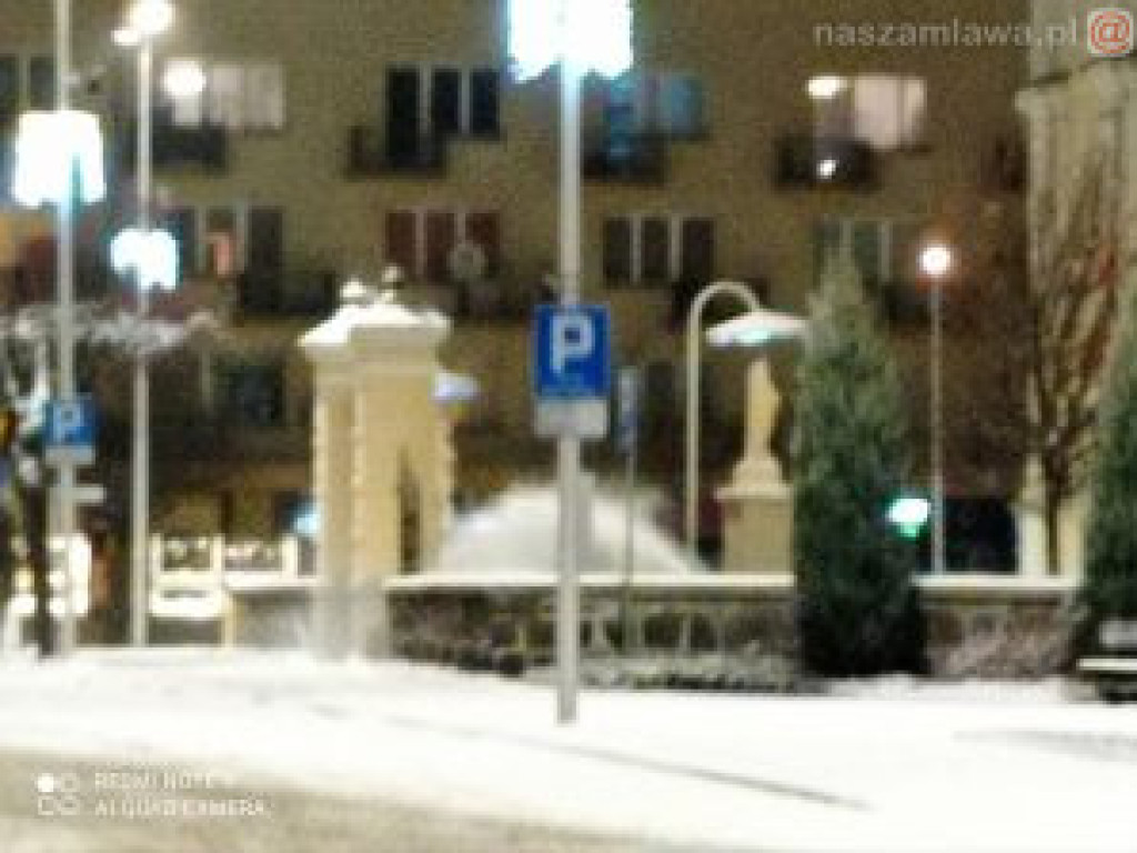 Ośnieżone miasto nocą (ZDJĘCIA)