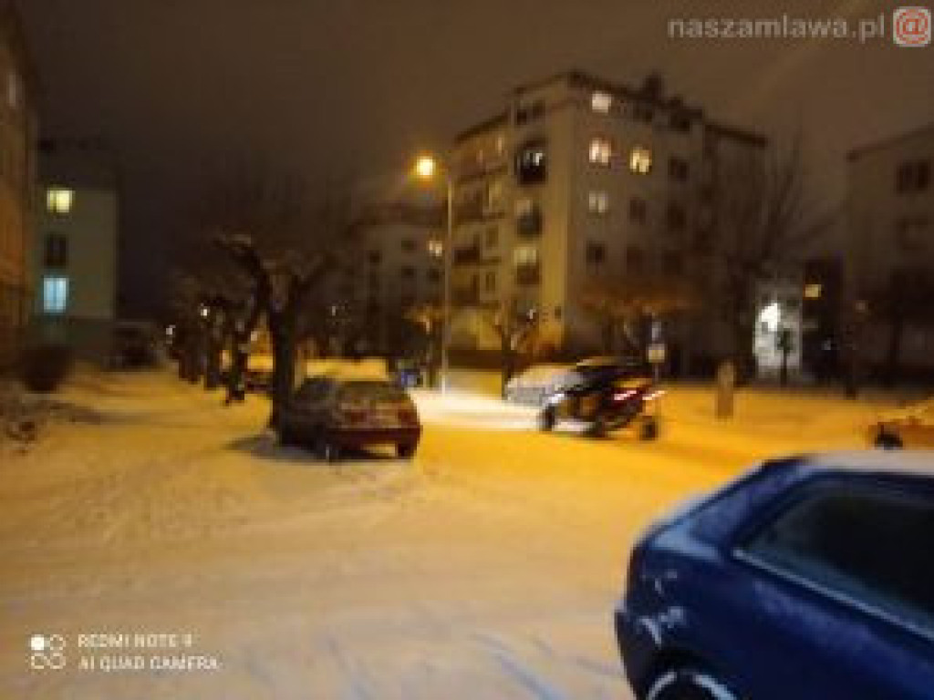 Ośnieżone miasto nocą (ZDJĘCIA)