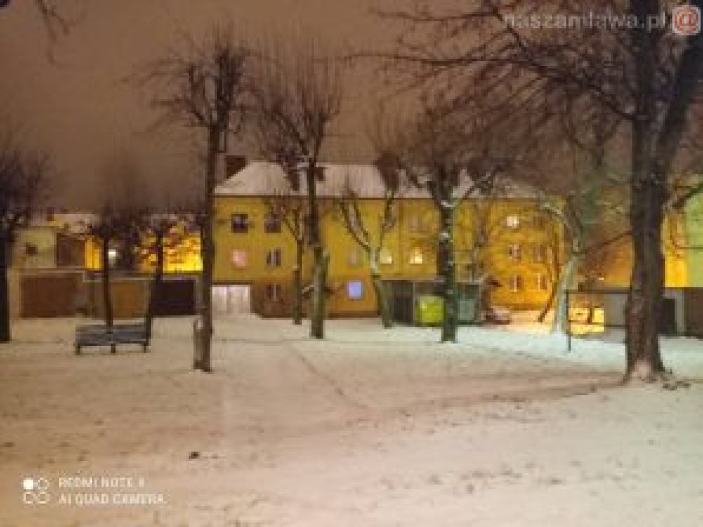 Ośnieżone miasto nocą (ZDJĘCIA)
