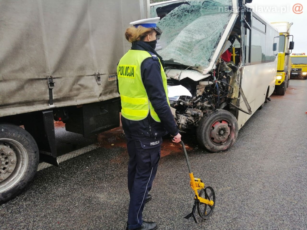 Mazowsze. Autobus wbił się w tył naczepy