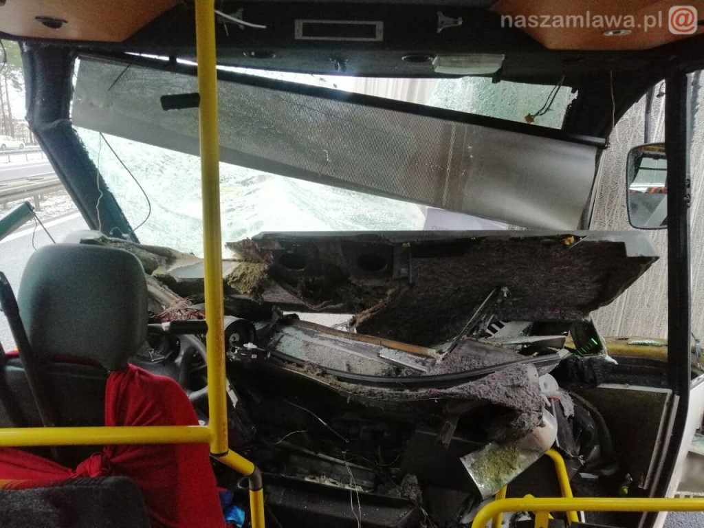 Mazowsze. Autobus wbił się w tył naczepy