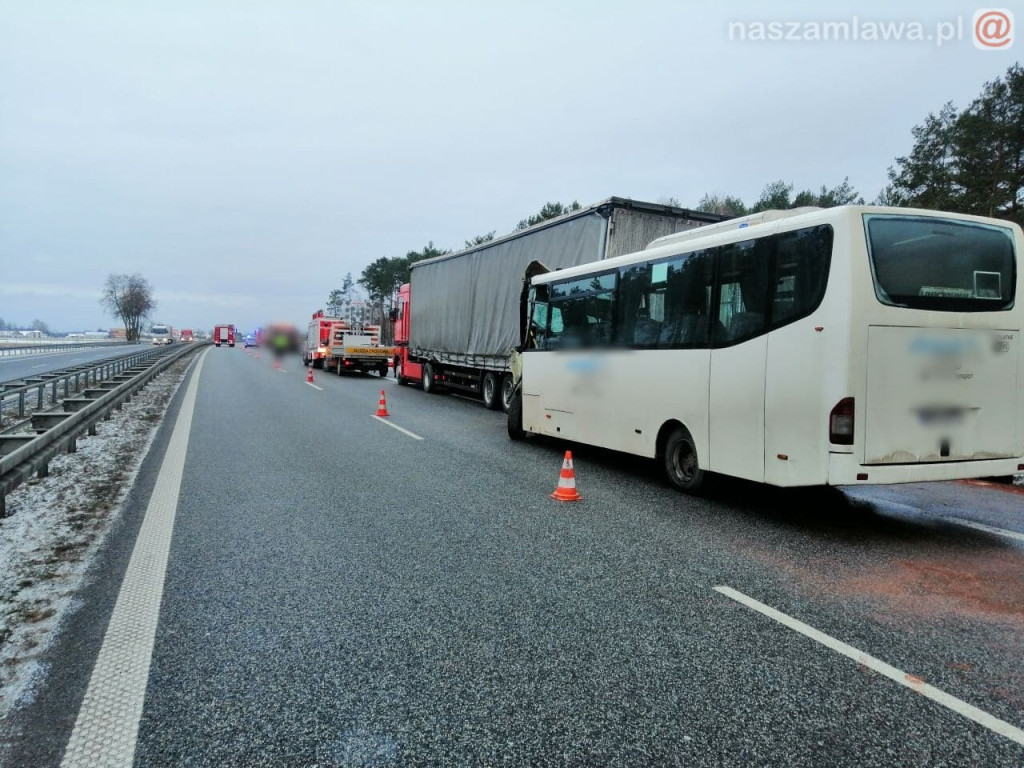 Mazowsze. Autobus wbił się w tył naczepy