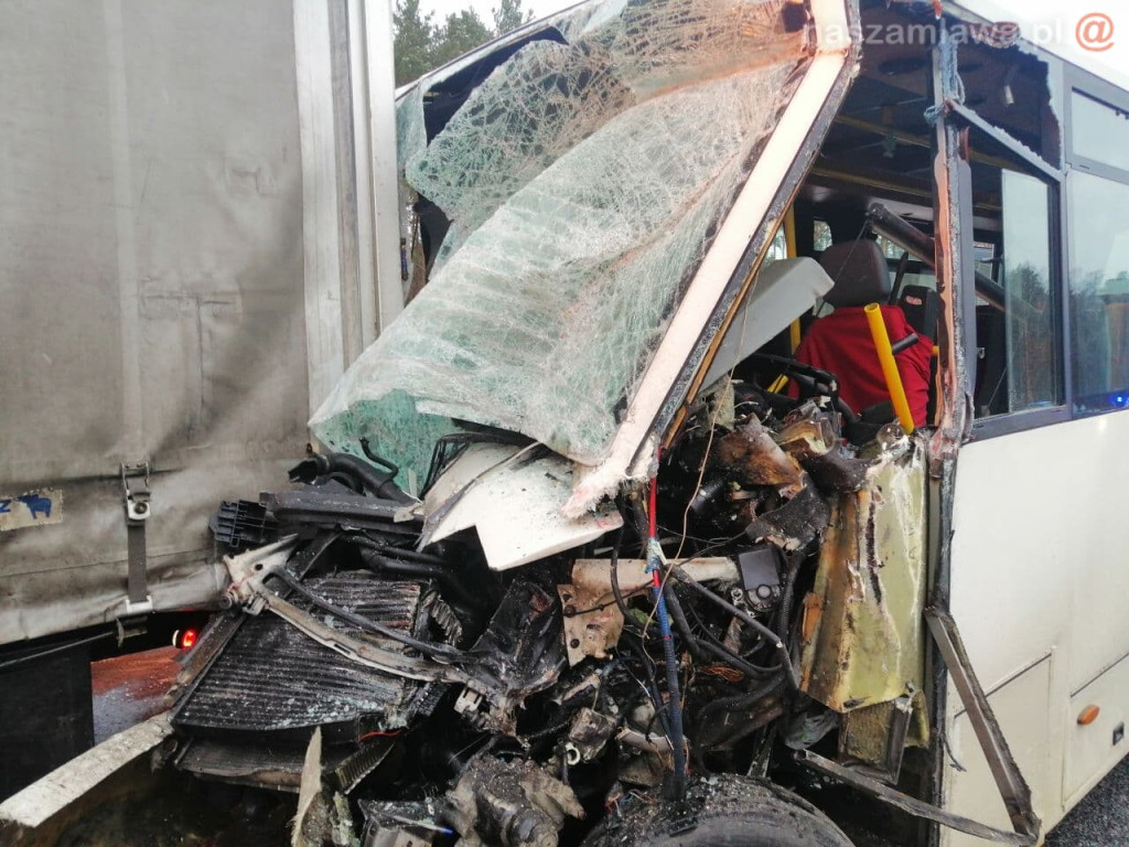 Mazowsze. Autobus wbił się w tył naczepy