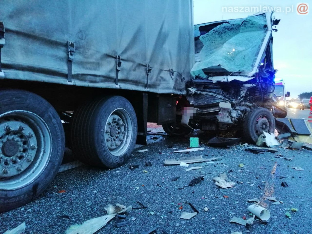 Mazowsze. Autobus wbił się w tył naczepy