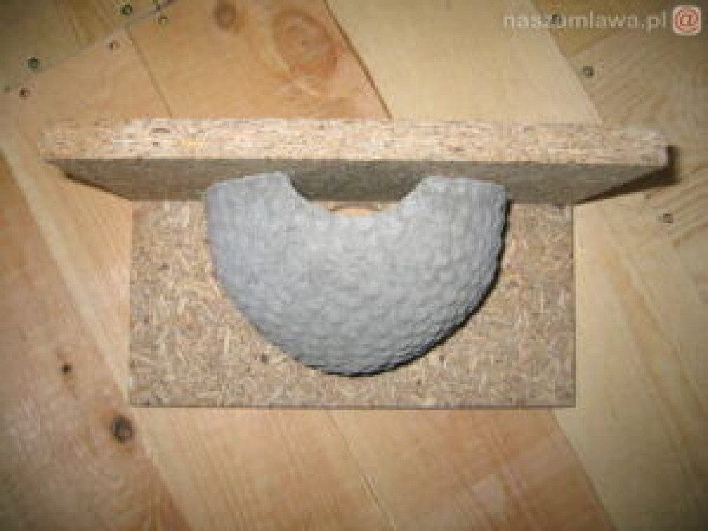 Parkowe budki dla ptaków w stanie rozpadu