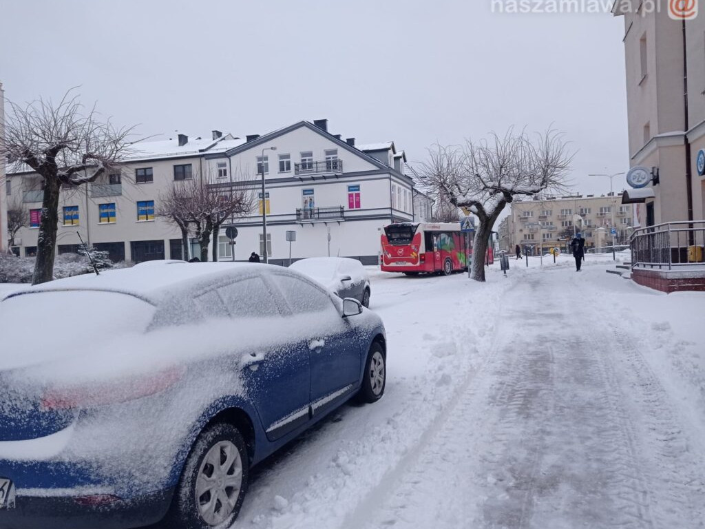 Ośnieżona Mława - a drogowcy jak zawsze... [ZDJĘCIA]