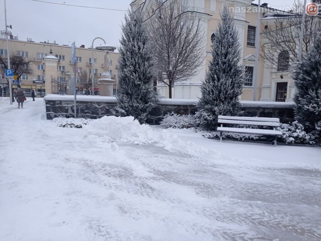 Ośnieżona Mława - a drogowcy jak zawsze... [ZDJĘCIA]