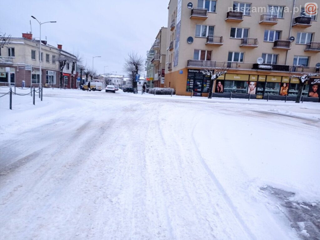 Ośnieżona Mława - a drogowcy jak zawsze... [ZDJĘCIA]