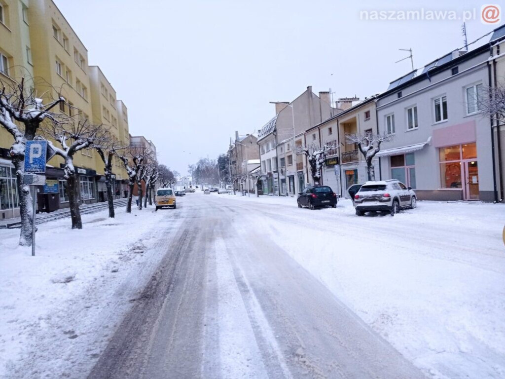 Ośnieżona Mława - a drogowcy jak zawsze... [ZDJĘCIA]