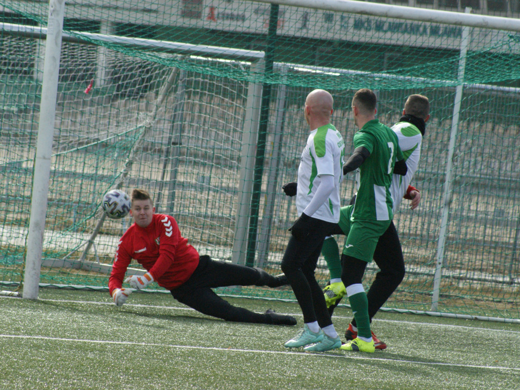 Osiem trafień w derbowej konfrontacji z Ciechanowem