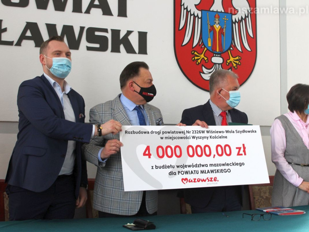 4 miliony od marszałka - podpisanie umowy w Mławie