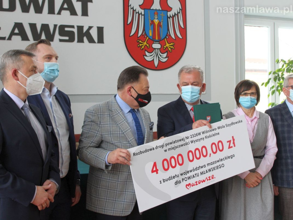 4 miliony od marszałka - podpisanie umowy w Mławie