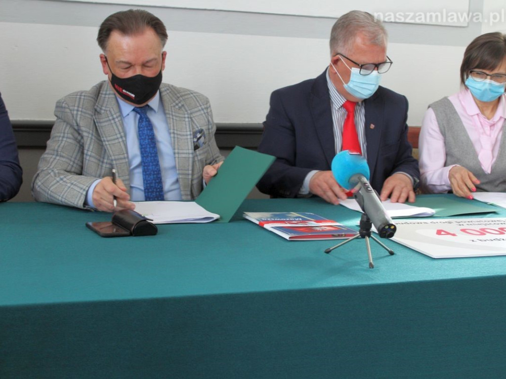 4 miliony od marszałka - podpisanie umowy w Mławie