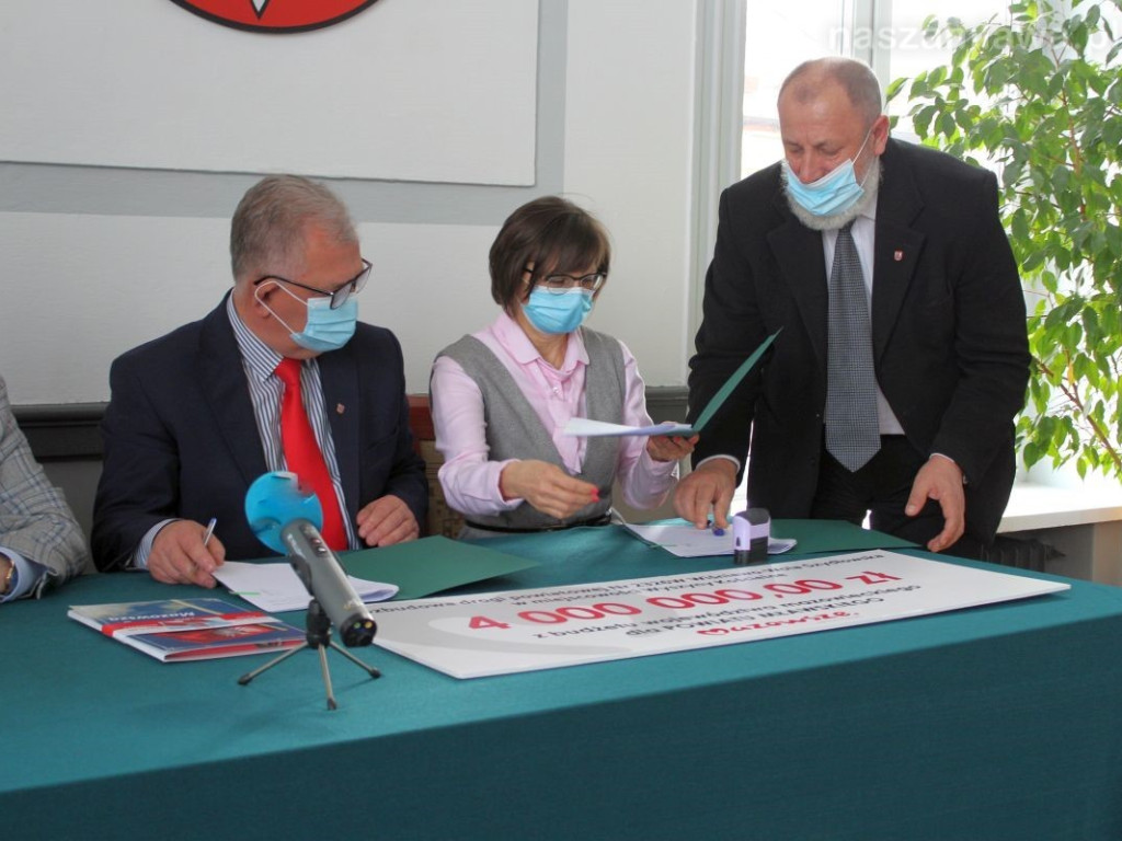 4 miliony od marszałka - podpisanie umowy w Mławie