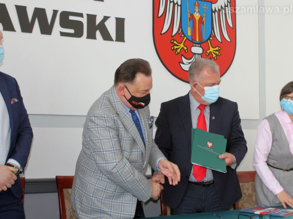 4 miliony od marszałka - podpisanie umowy w Mławie